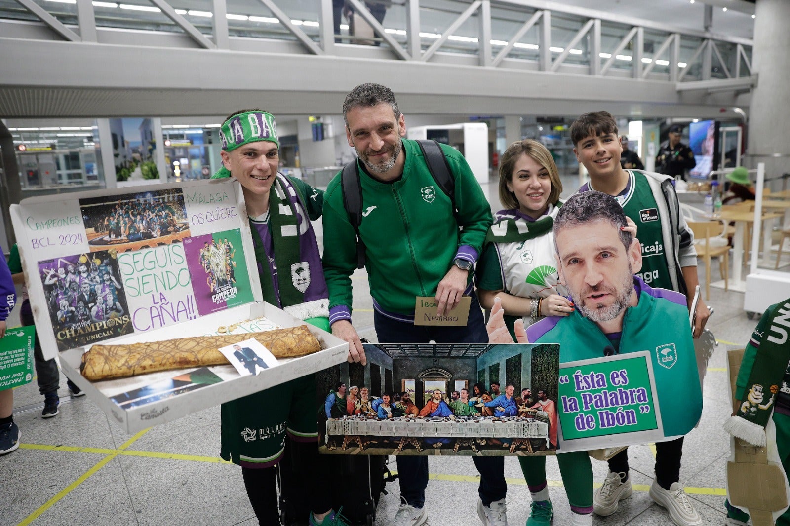 La copa de la Champions, recibida por 200 valientes en el aeropuerto de Málaga