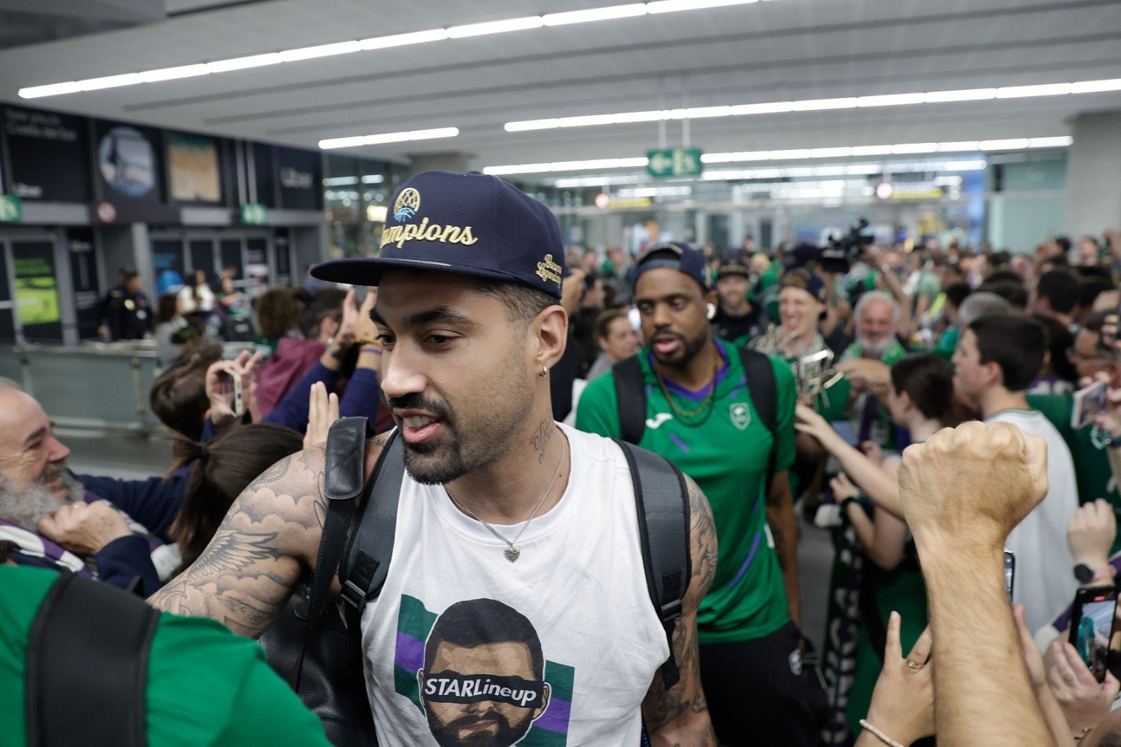 La copa de la Champions, recibida por 200 valientes en el aeropuerto de Málaga