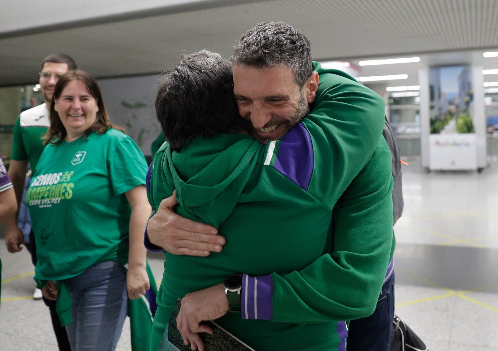 La copa de la Champions, recibida por 200 valientes en el aeropuerto de Málaga