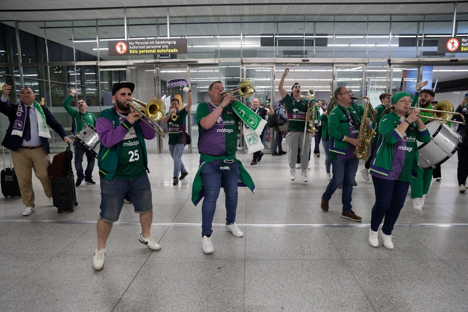 La copa de la Champions, recibida por 200 valientes en el aeropuerto de Málaga