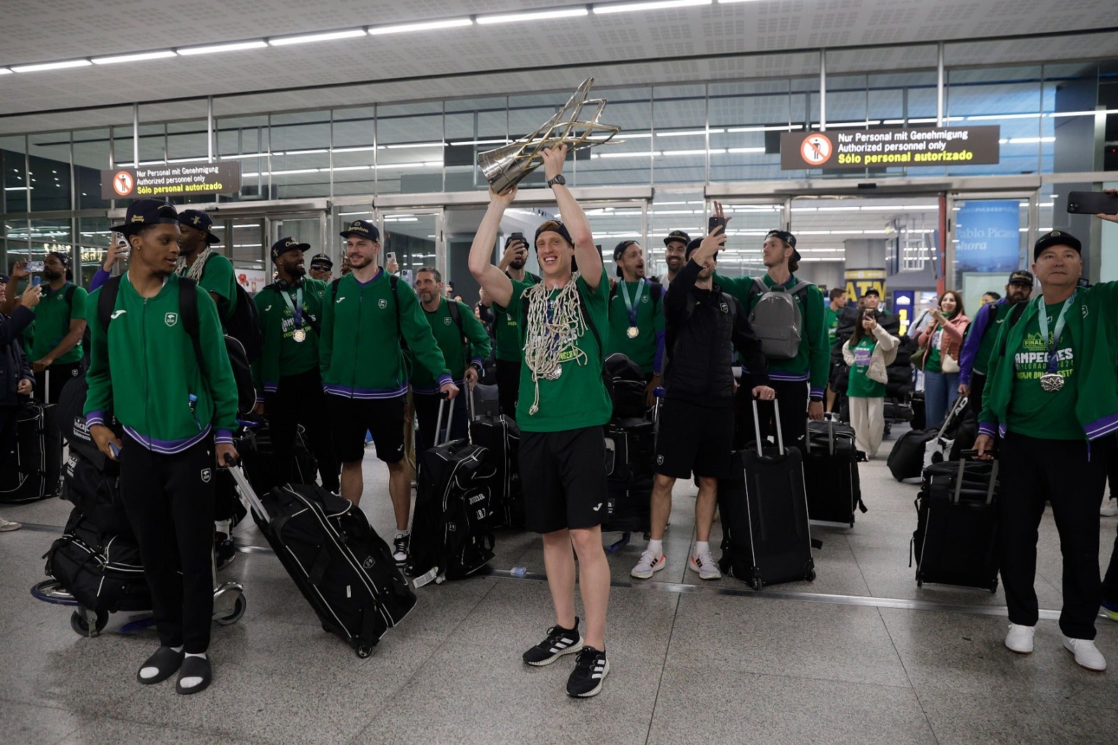 La copa de la Champions, recibida por 200 valientes en el aeropuerto de Málaga