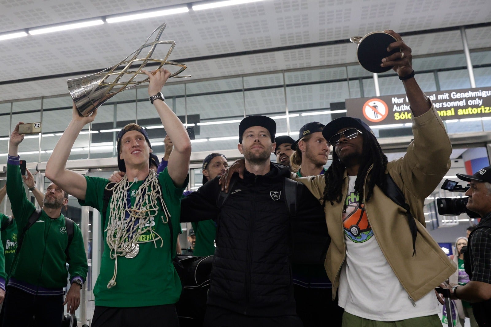 La copa de la Champions, recibida por 200 valientes en el aeropuerto de Málaga