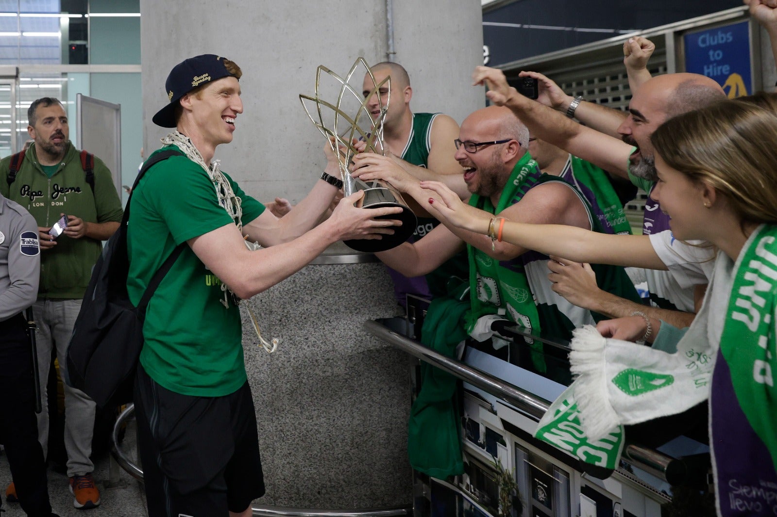 La copa de la Champions, recibida por 200 valientes en el aeropuerto de Málaga