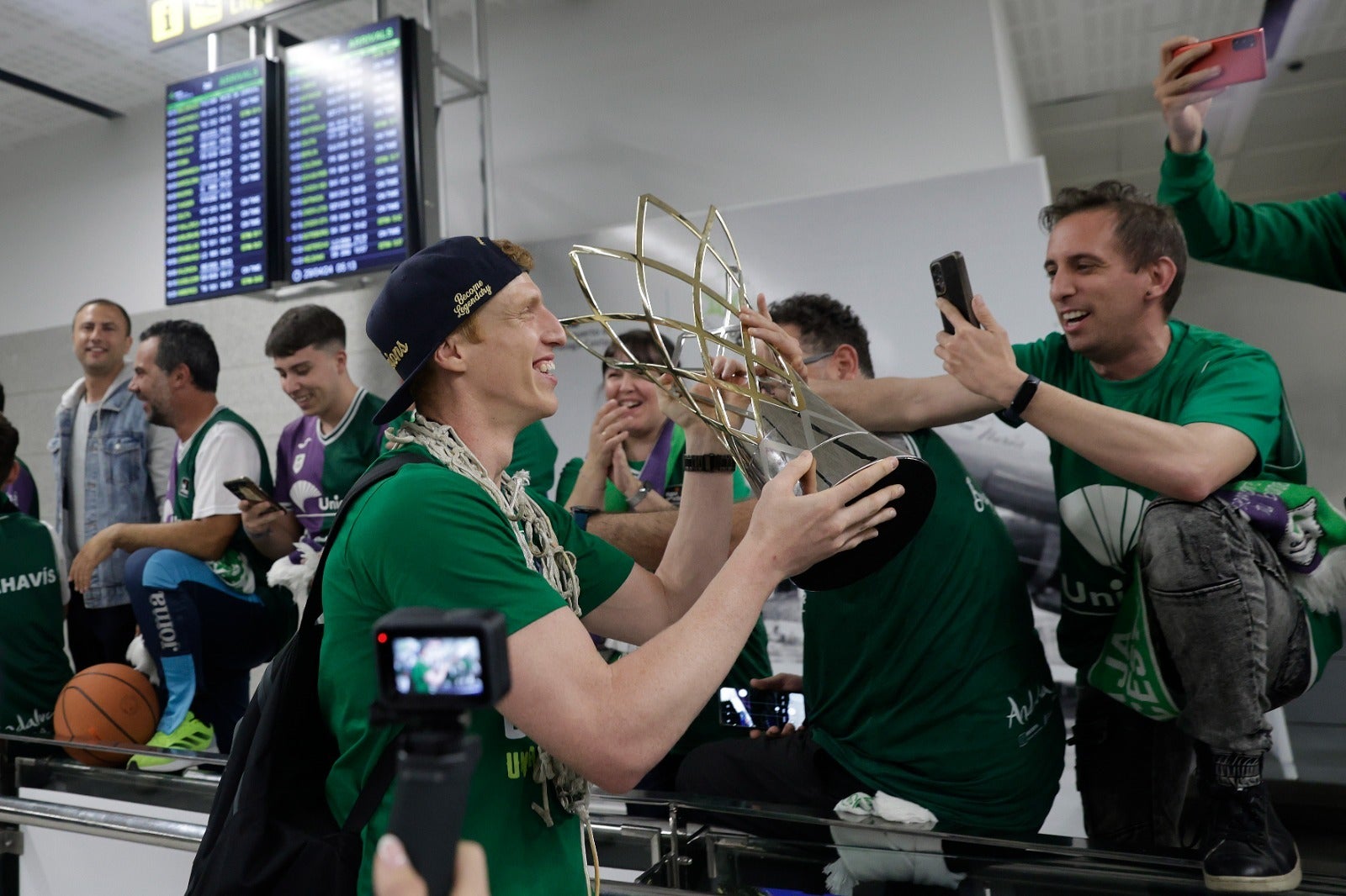 La copa de la Champions, recibida por 200 valientes en el aeropuerto de Málaga