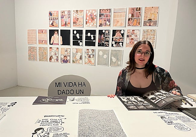 Una exposición bidimensional con elementos físicos.