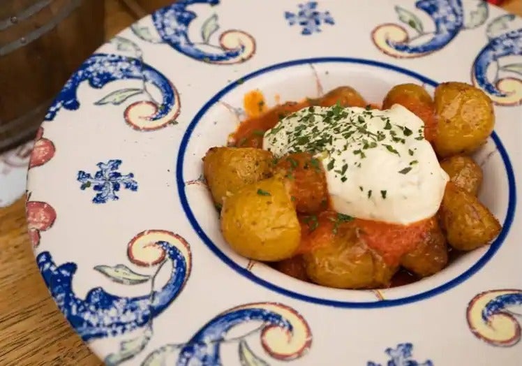 Las patatas bravas de La Odisea llevan la marca de la casa.