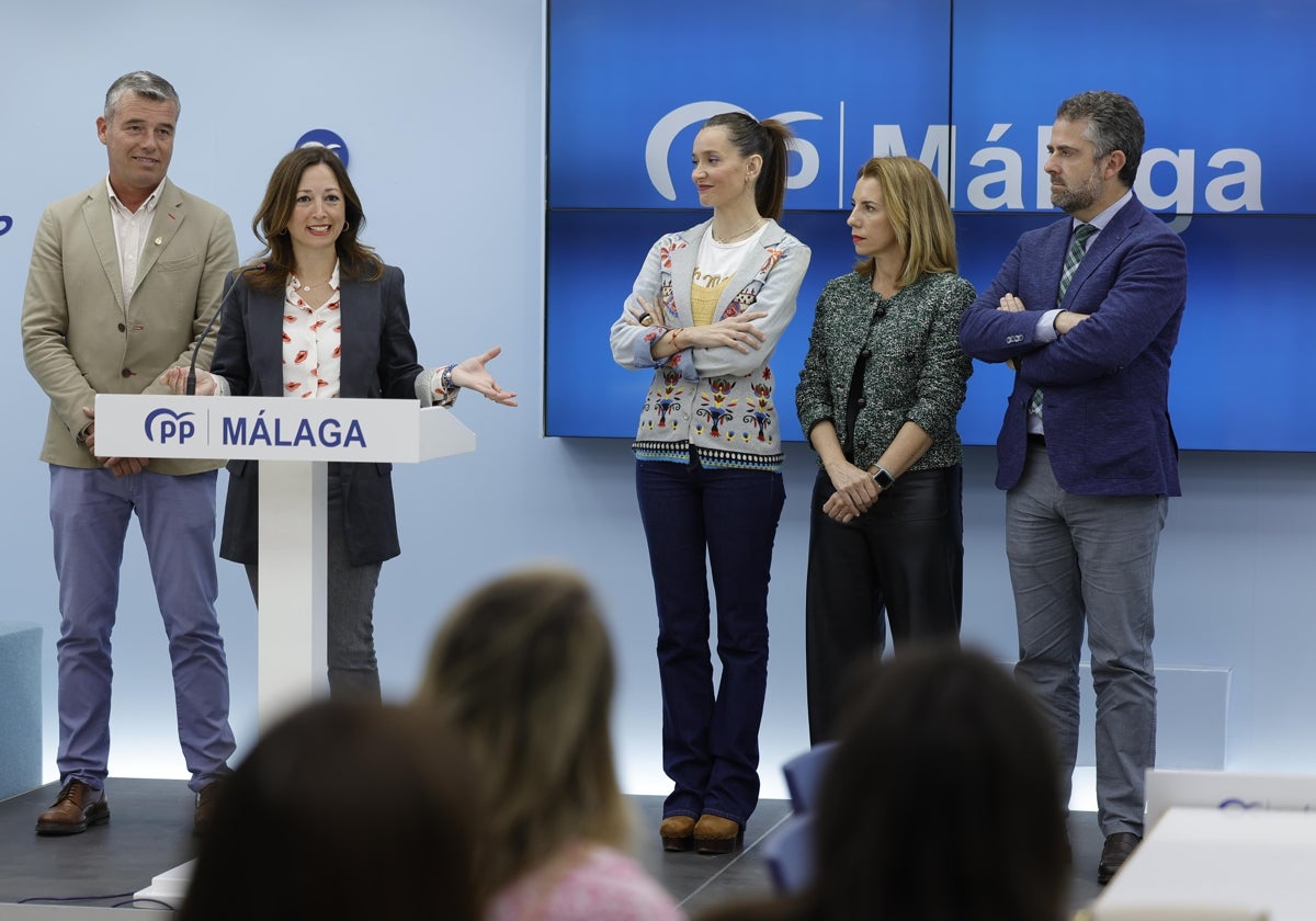 Navarro, esta mañana, junto a dirigentes del PP malagueño.