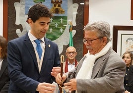 El actual alcalde de Coín, Francisco Santos, junto al primer regidor municipal democrático Salvador González.