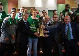 Los jugadores posan con el presidente de la Fundación,José Manuel Domínguez, el presidente de Unicaja, Isidro Rubiales, el director general de la Fundación, Sergio Corral, y el presidente del club, Antonio López Nieto.