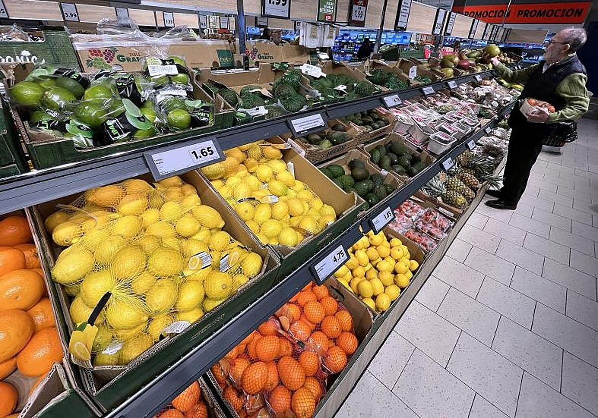 Imagen de archivo de expositores de verduras en un supermercado.