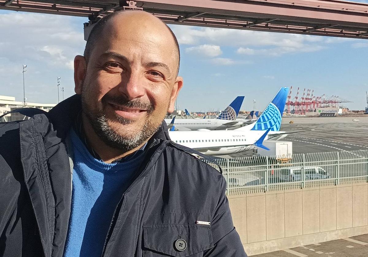 Antonio de Toro, con unos aviones de United Airlines al fondo.