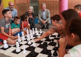 La consejera de Desarrollo Educativo y Formación Profesional, Patricia del Pozo, en una visita a una actividad del programa de refuerzo estival.