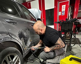 El equipo humano de Seleauto Taller trabaja de forma concienzuda durante las labores de pintura o mecánica de vehículos.