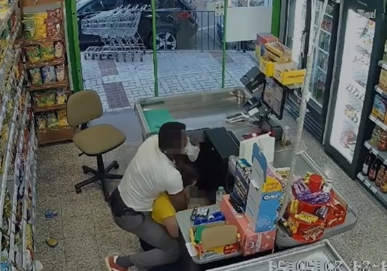 Instante en que el sospechoso estranguló a su primera víctima, la dependienta de un supermercado de Ciudad Jardín, cuatro días antes de asaltar a otra mujer en plena calle.