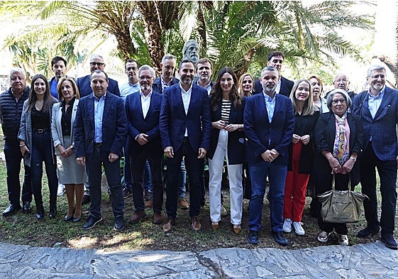 Pérez, junto a cargos públicos y orgánicos de su partido, junto al busto de Pablo Iglesias.