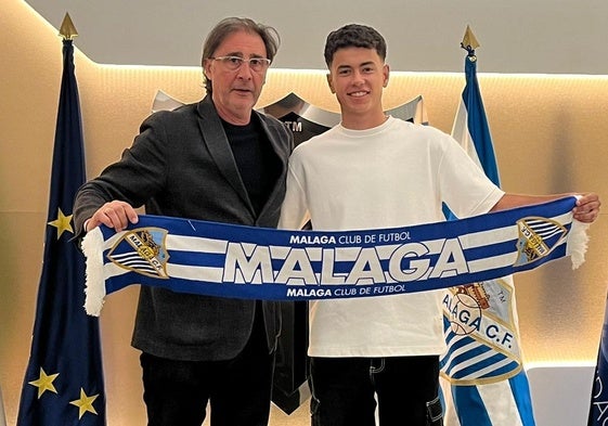 El director deportivo, Loren Juarros, posa junto al jugador Miguel Santaella en las oficinas de La Rosaleda.