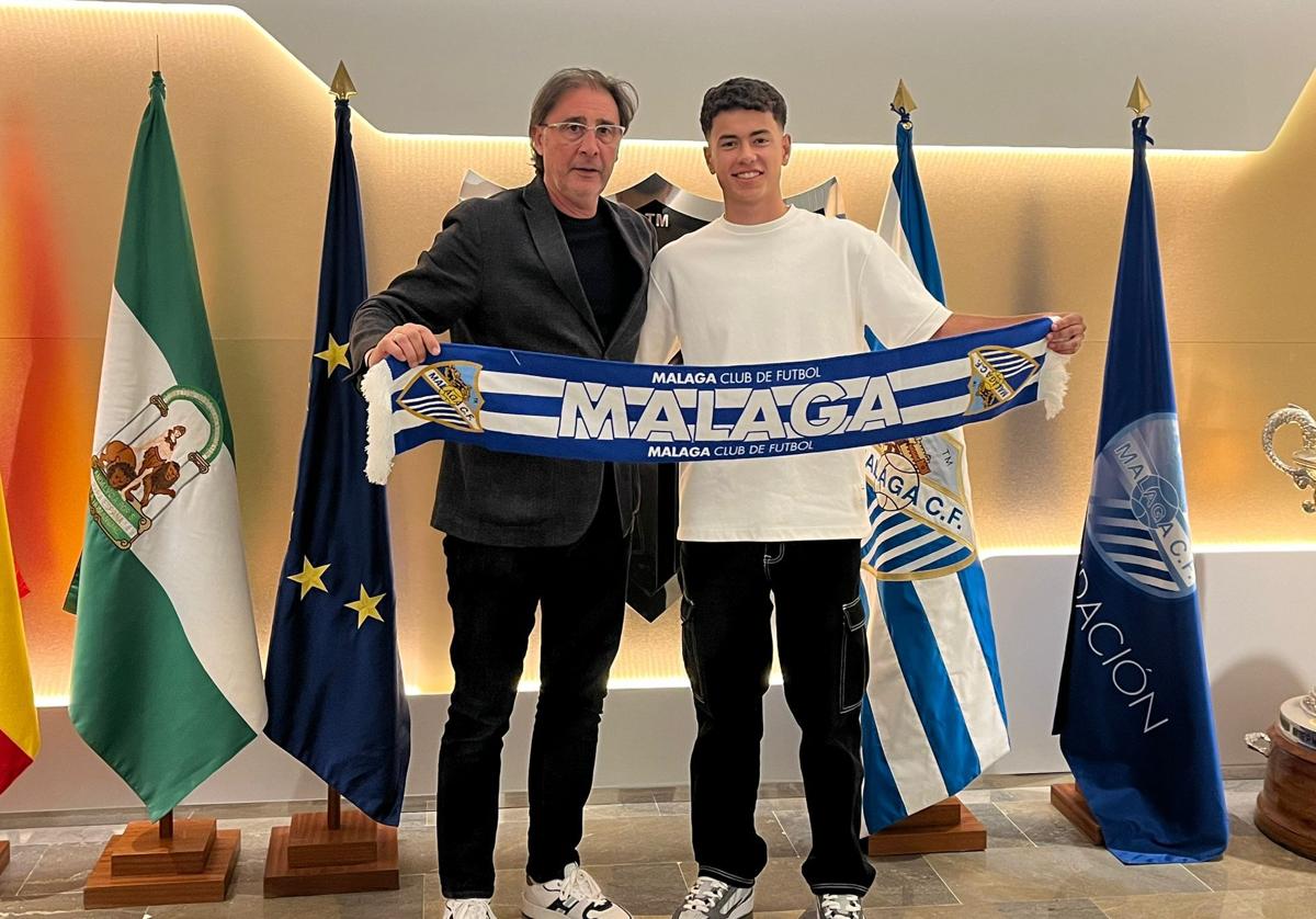 El director deportivo, Loren Juarros, posa junto al jugador Miguel Santaella en las oficinas de La Rosaleda.