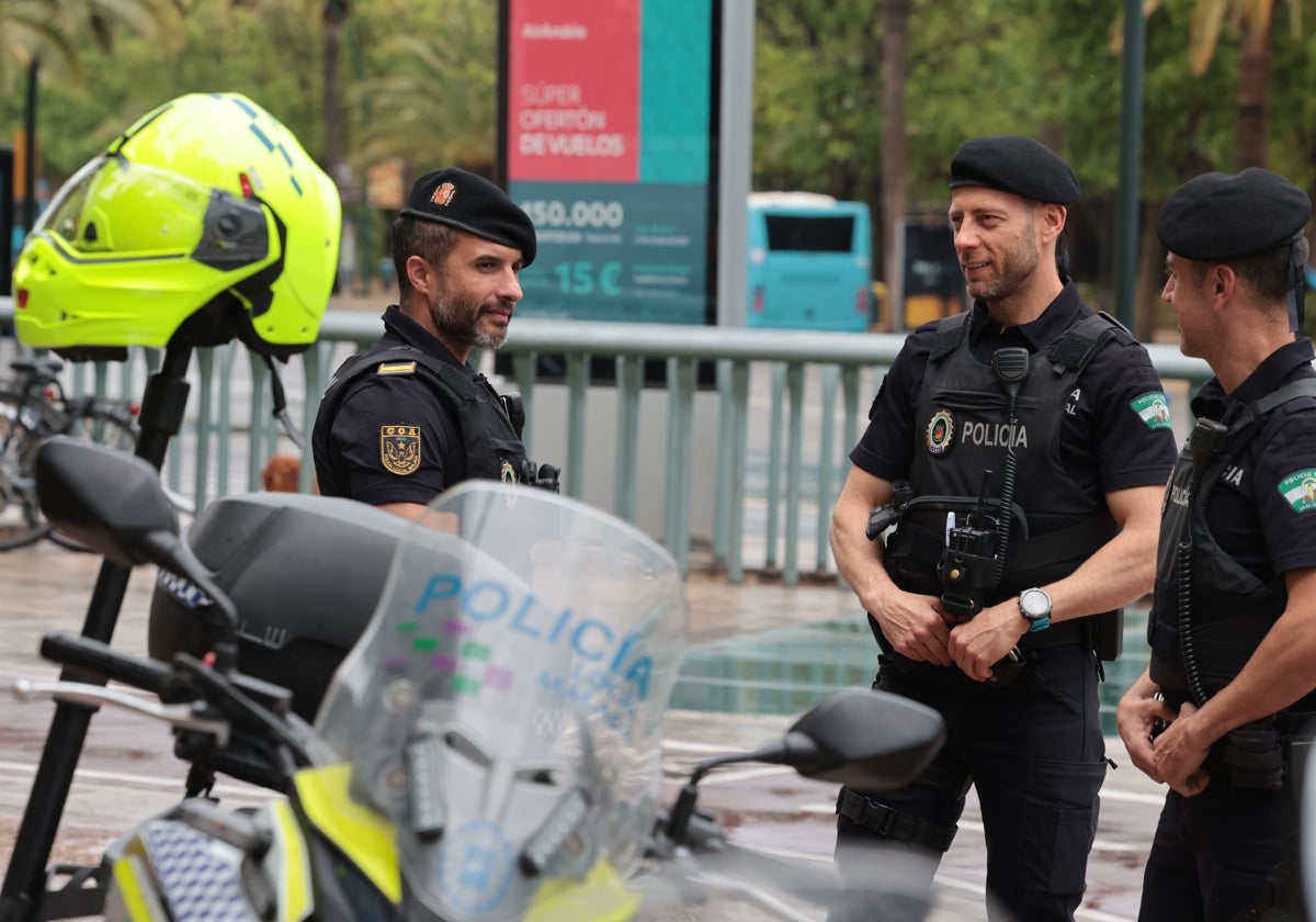 Efectivos de la Policía Local de Málaga lucen sus nuevos uniformes.