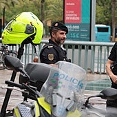 Efectivos de la Policía Local de Málaga lucen sus nuevos uniformes.