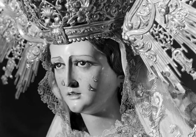 Flores Matute atribuye la Virgen de la Amargura a Salvador Gutiérrez de León.