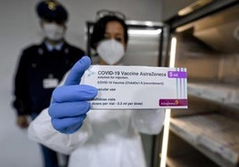 Imagen de archivo de una sanitaria mostrando la vacuna de AstraZeneca.