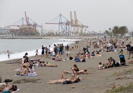 Bañistas en la capital durante el anterior episodio de calor a principios de abril.