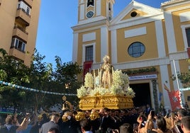 La Virgen del Rosario de El Palo saliendo de su sede canónica.