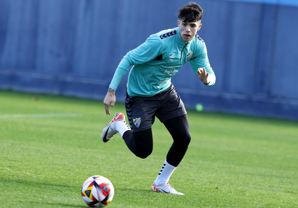 El canterano Antoñito Cordero en un entrenamiento con el primer equipo del Málaga.