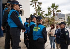 El alcalde y la concejal durante el encuentro con los informadores municipales.