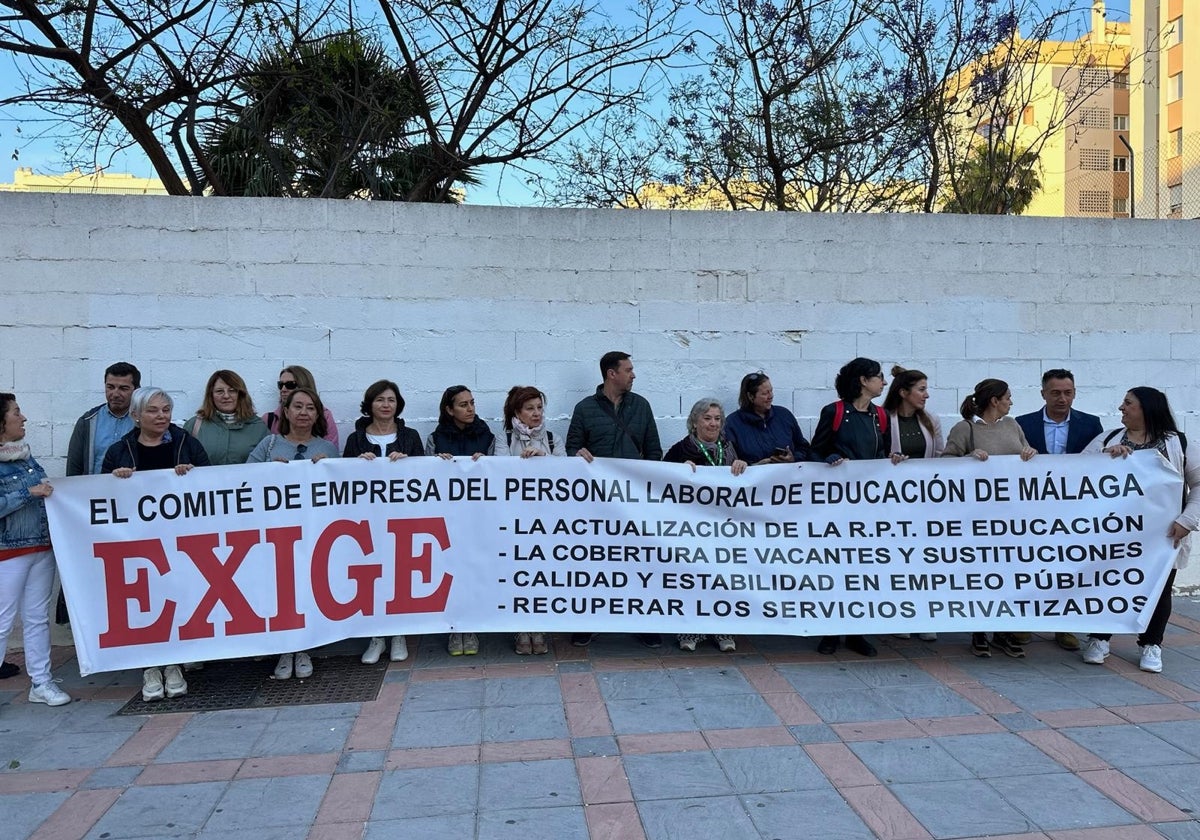 Protesta para reclamar más personal en los centros educativos.