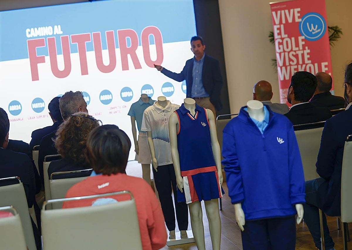 Imagen secundaria 1 - Eduardo Casasola se encargó de presentar la primera colección de la marca. 