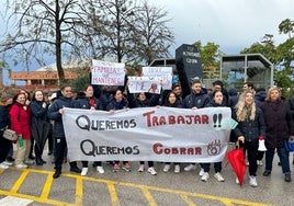 Los monitores deportivos del CD UMA, en una reciente protesta ante el pabellón universitario.