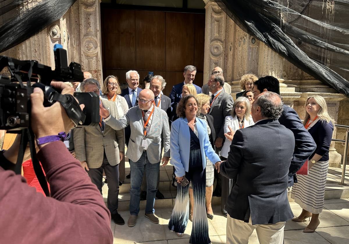 Catalina García celebra con miembros de su equipo el final del debate.