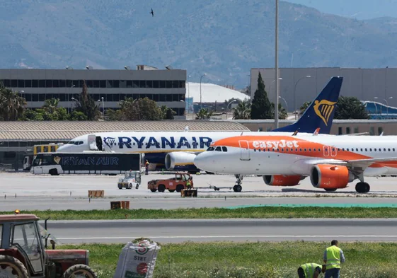 Aviones de Ryanair y de Easyjet esperan en las pistas del aeropuerto a emprender nuevos viajes.