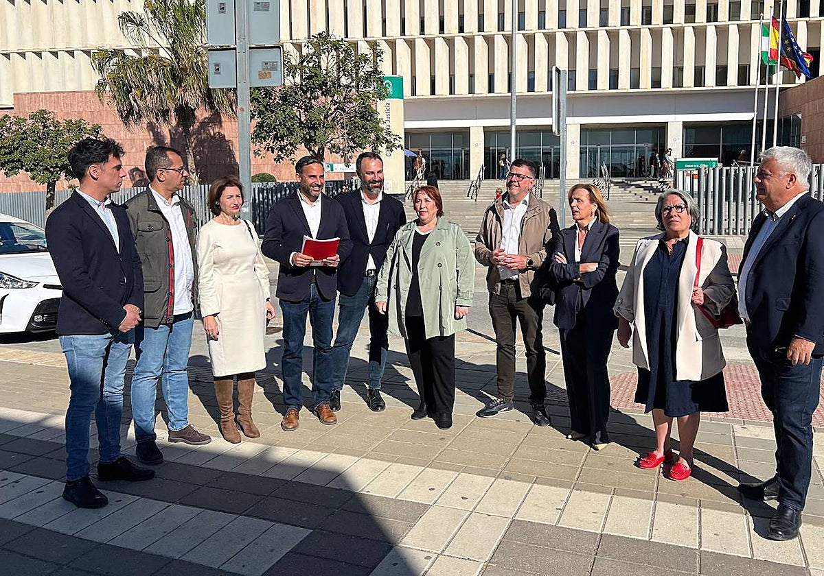 Daniel Pérez, acompañado por los concejales de su grupo a las puertas de la Ciudad de la Justicia.