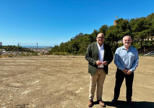 El alcalde veleño y el edil de Infraestructura, en la nueva parcela.