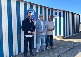 Los ediles David Segura, Jesús Carlos Pérez Atencia y David Vilches, en la 'biblioplaya' torreña.