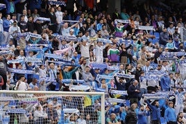 Aficionados del Málaga animan al equipo en el último partido de Liga celebrado en La Rosaleda.