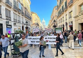 Reparto de plantas en la protesta organizada este viernes por las empresas de jardinería y piscinas.