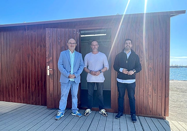 Los ediles torreños, en el nuevo puesto de socorro de Caleta de Vélez.