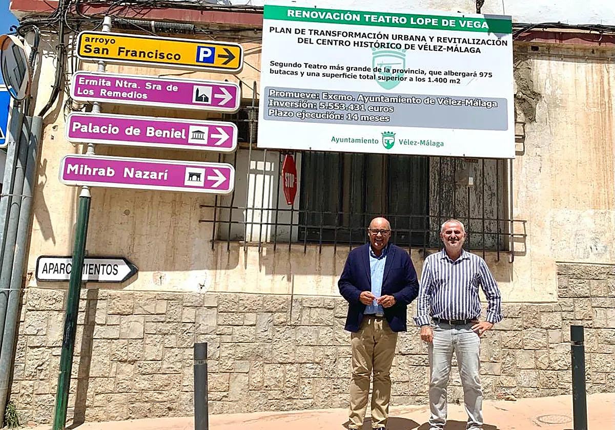 El Teatro Lope de Vega de Vélez-Málaga, uno de los proyectos financiados con los Next Generation. En la imagen, el alcalde de la localidad, Jesús Lupiáñez, y el concejal de Edificios Municipales, Jesús María Claros.
