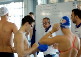 Xavier Casademont instruye a sus nadadores de fondo durante un entrenamiento, en Inacua.