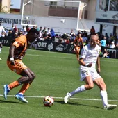Destiny intenta hacerse con el balón durante el partido de este domingo en Ceuta.