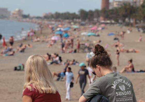 Las playas, abarrotadas en Málaga este domingo por las altas temperaturas.