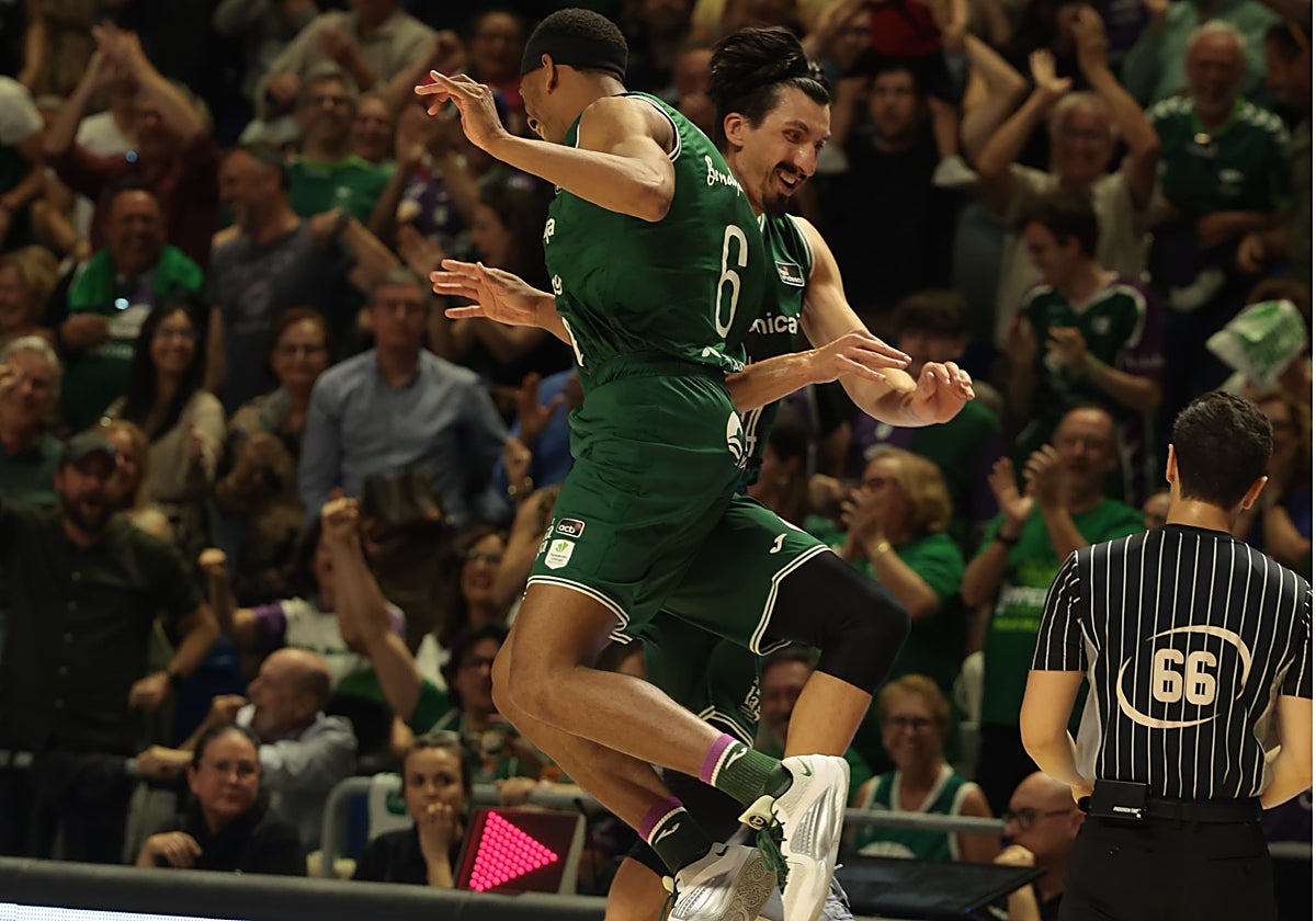 Djedovic y Taylor celebran una canasta en el tercer cuarto.