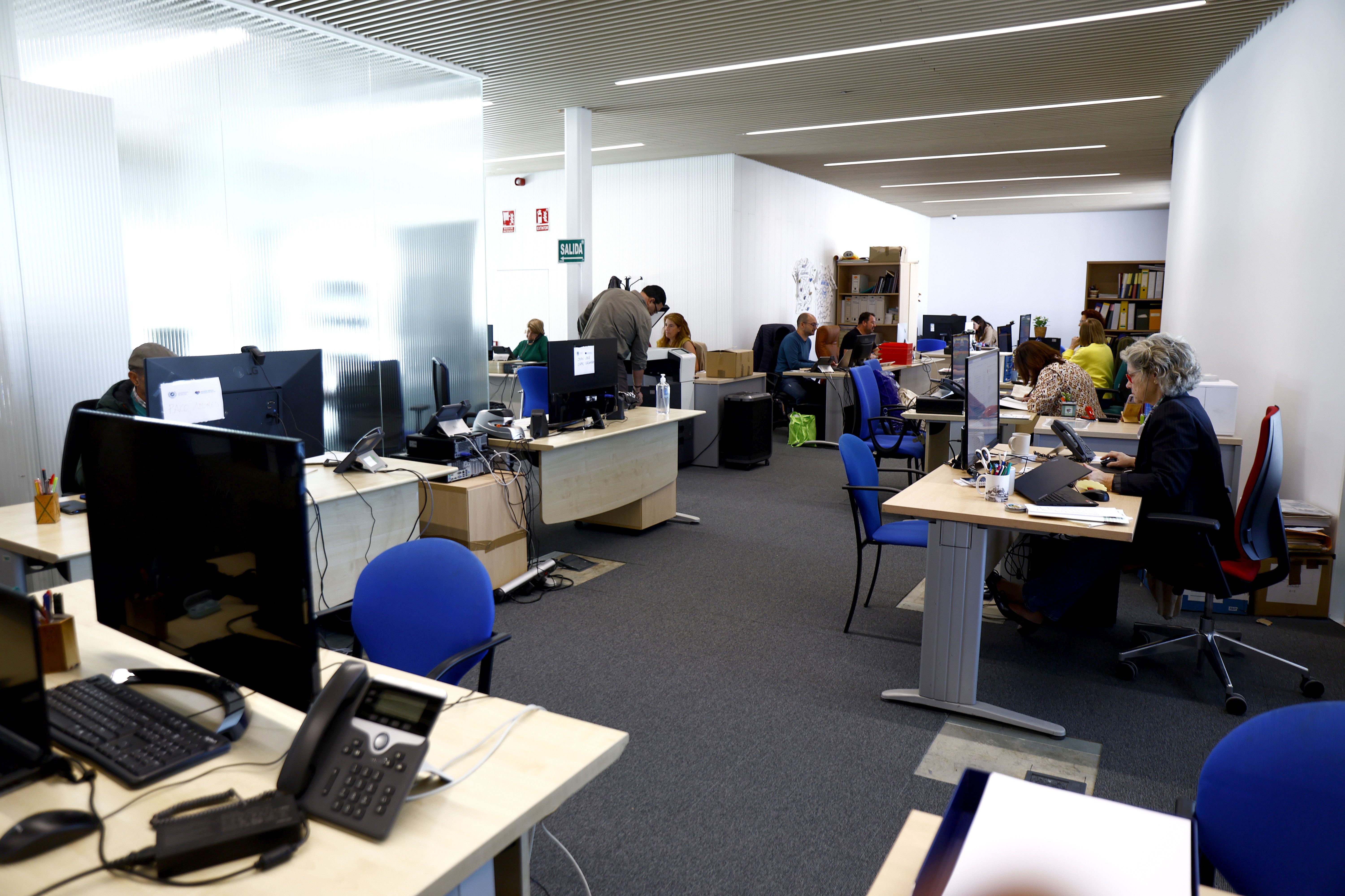 En el nuevo edificio ya se han instalado los vicerrectorados de Infraestrucutras y Sostenibilidad y de Igualdad. El servicio de Acción Social ha sido el más reciente. La previsión del vicerrector de Infraestructuras, Salvador Merino, es culminar el traslado de todos los servicios para el verano.