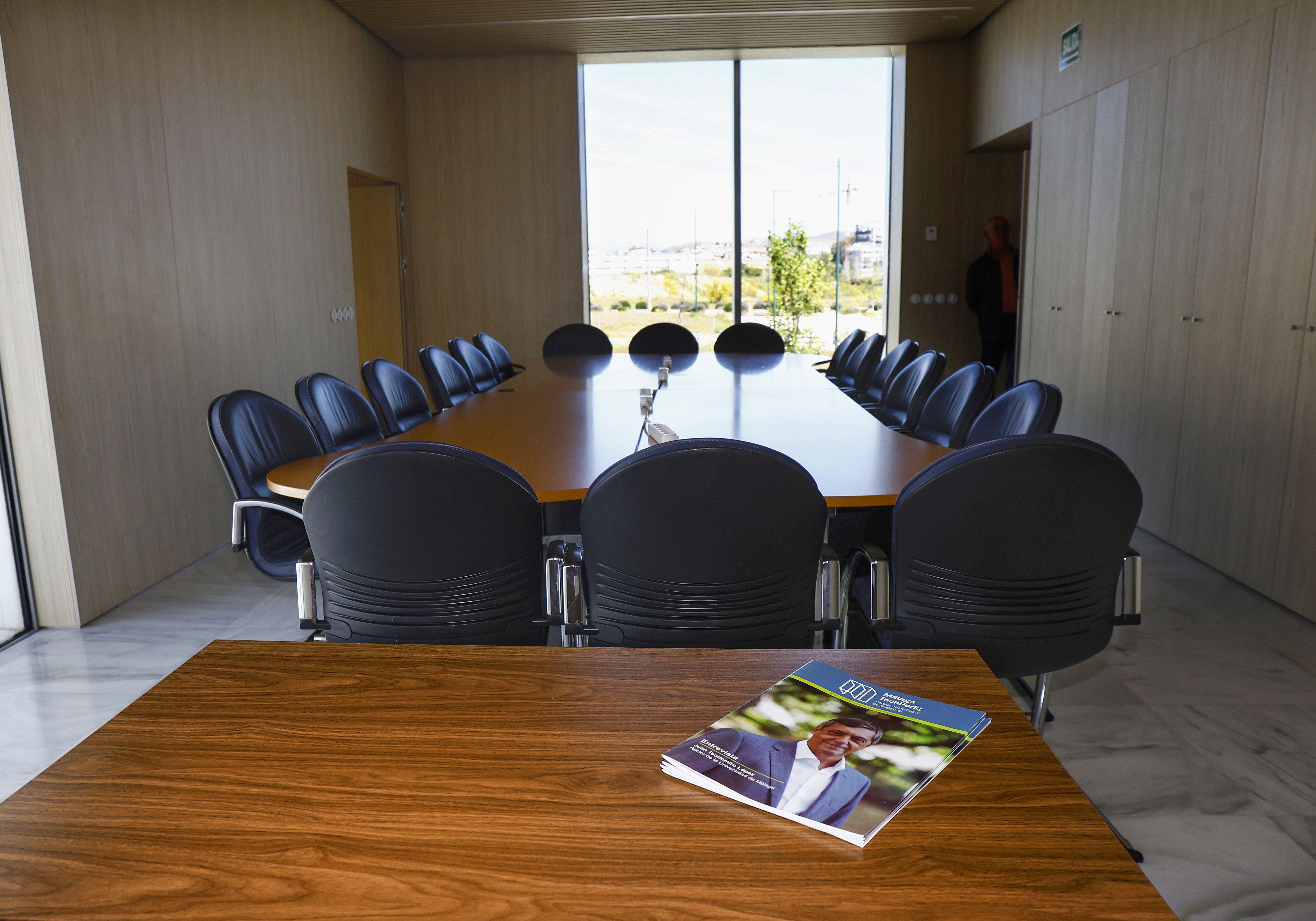 El equipo de gobierno ya ha mantenido sus primeras reuniones en la nueva sala de juntas, situada en la primera planta del edificio, junto con el resto de vicerrectorados.