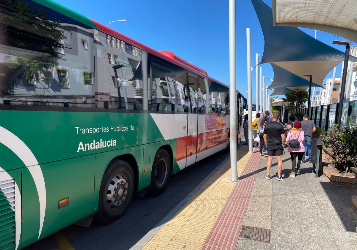 Viajeros esperan par subir a un autobús interurbano en Nerja.