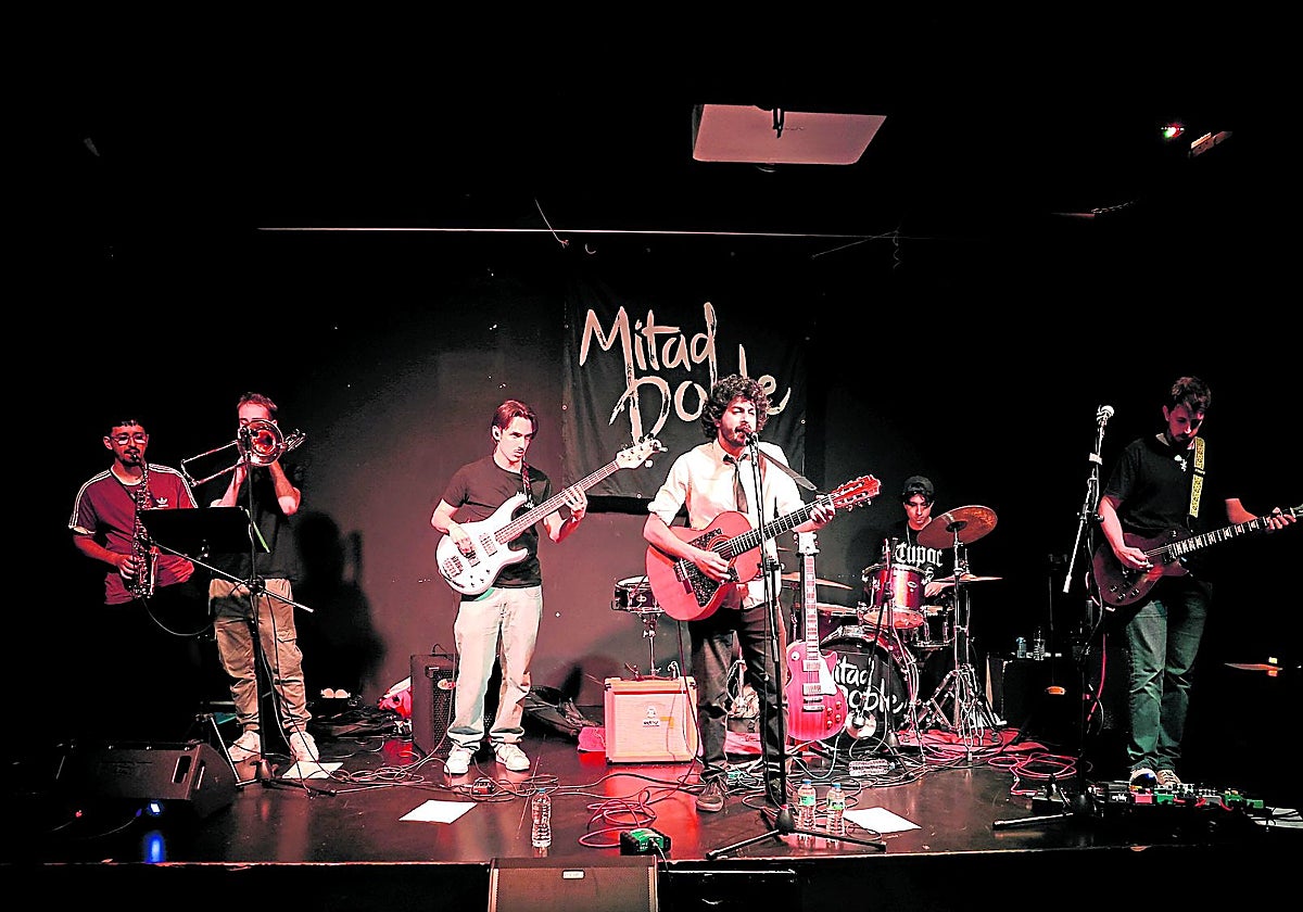 El grupo Mitad Doble tocando en la sala del Contenedor Cultural.