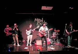 El grupo Mitad Doble tocando en la sala del Contenedor Cultural.